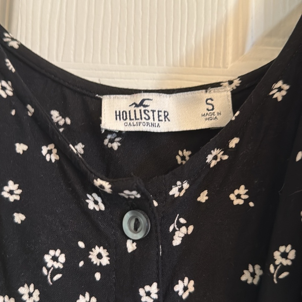 Hollister Black and White Floral Button Up Top Size Small - Picture 2 of 3